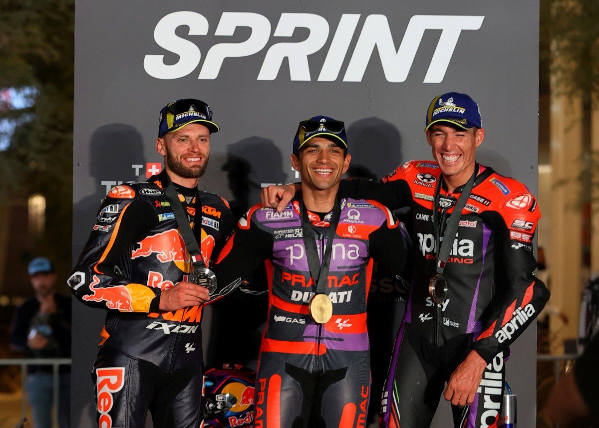 MARTIN (tengah) meraikan kemenangan di kedudukan podium bersama Brad Binder kedua dan Aleix Espargaro ketiga. -FOTO Reuters 