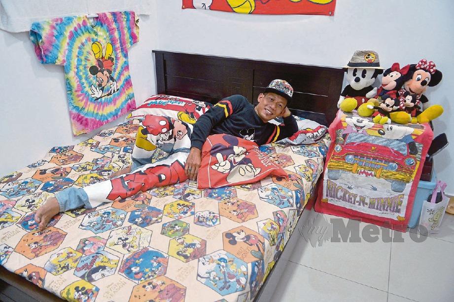 PELBAGAI koleksi barangan Mickey Mouse termasuk cadar. FOTO Faiz Anuar 