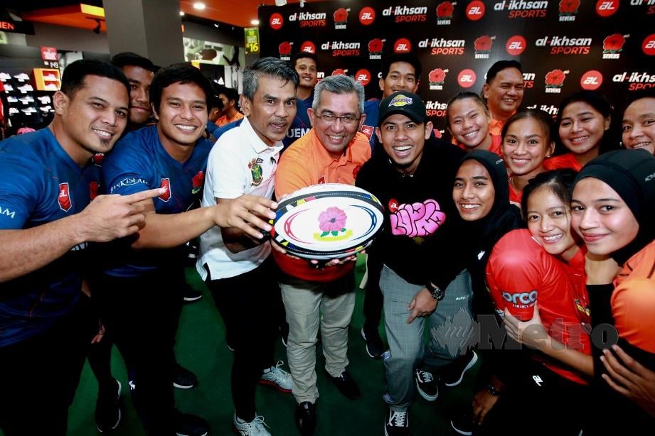 SHAHRUL Zaman (empat dari kiri) bergambar bersama pemain ragbi Malaysia selepas majlis menandatangani MoU  di Al-Ikhsan Sports cawangan The Curve. - FOTO Asyraf Hamzah