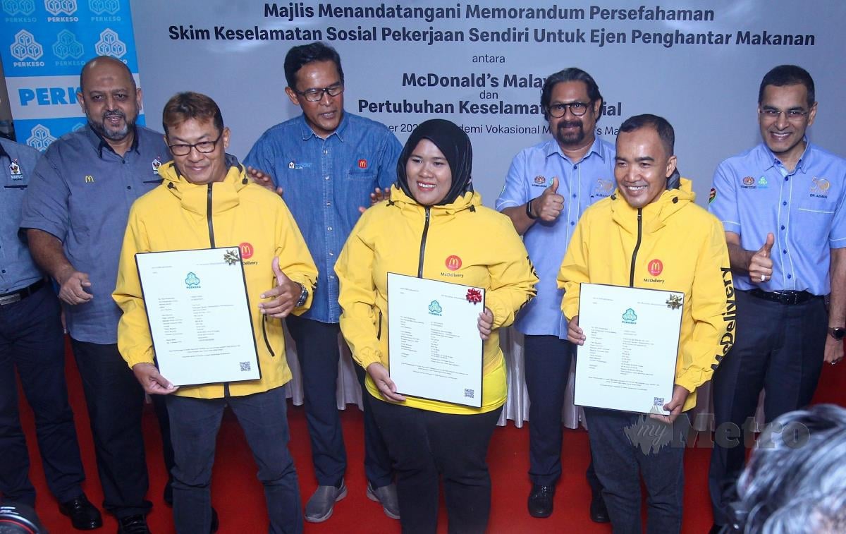 AZMIR (belakang, dua dari kiri), Subahan (belakang, tiga dari kiri) dan Dr Mohammed Azman (belakang, kanan) bersama-sama penerima Nota Pelindungan di Akademi Mcdonald’s Malaysia, Mutiara Damansara. 