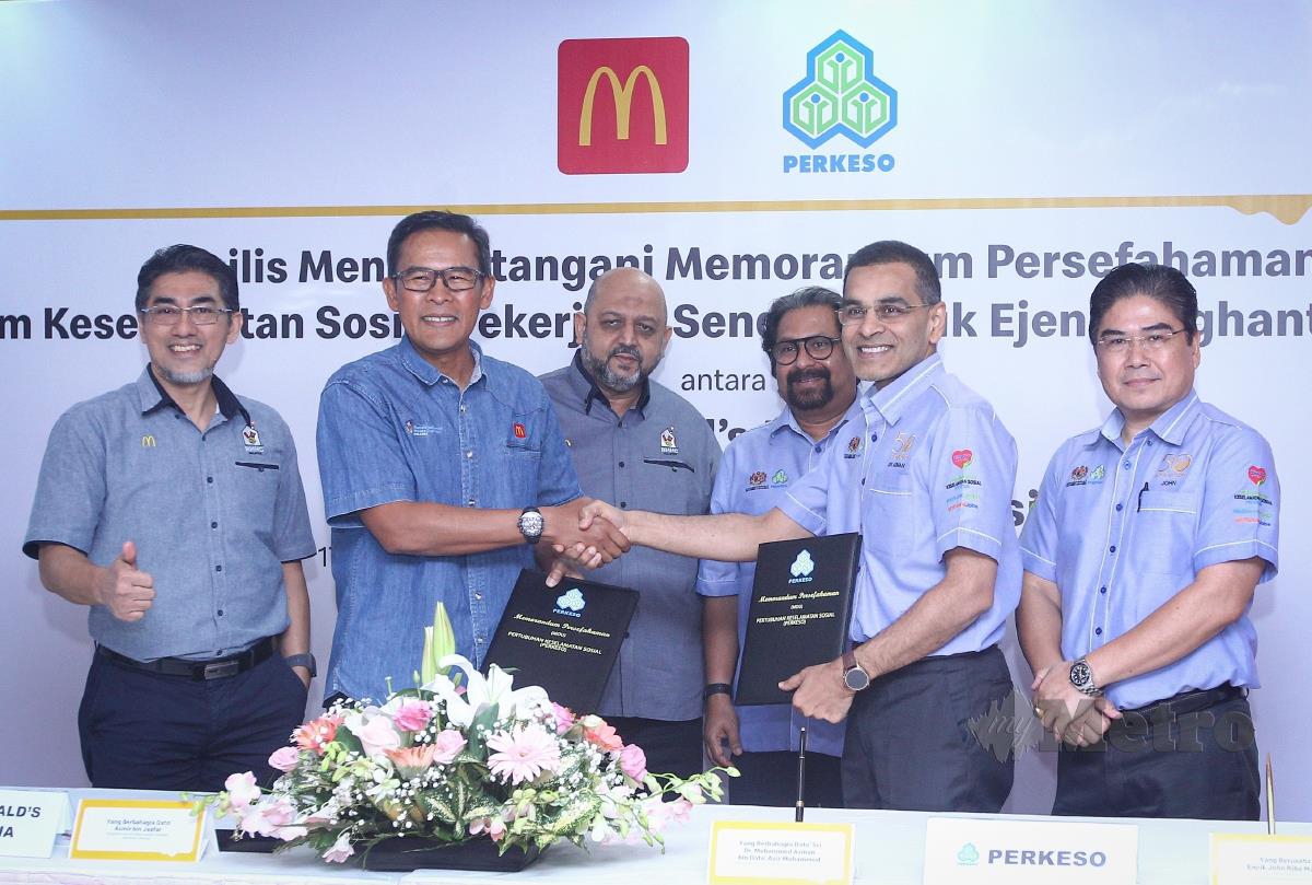 Pengarah Urusan dan Rakan Operasi Tempatan McDonald’s Malaysia, Datuk Azmir Jaafar (dua kiri) bersalaman dengan Mohammed Azman (dua kanan) disaksikan oleh Pengerusi PERKESO, Datuk Seri Subahan Kamal (tiga kanan) di Akademi Mcdonald’s Malaysia, Mutiara Damansara. FOTO AZIAH AZMEE