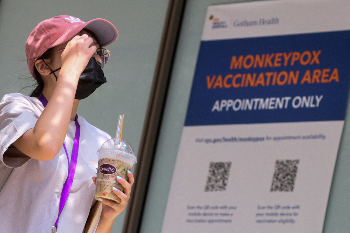 WANITA tiba di sebuah pusat vaksinasi cacar monyet di New York. FOTO Reuters
