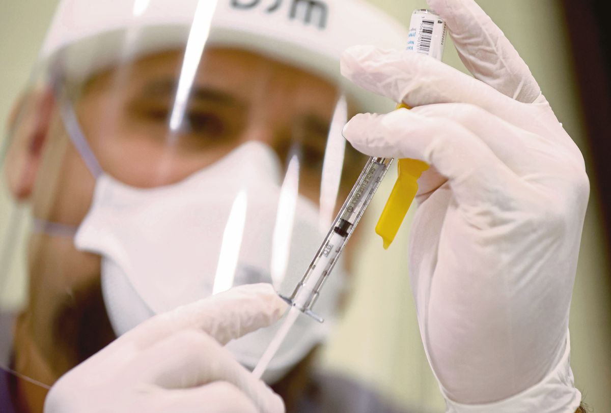 PETUGAS menyediakan vaksin cacar monyet di sebuah pusat vaksinasi di Los Angeles Timur. FOTO AFP