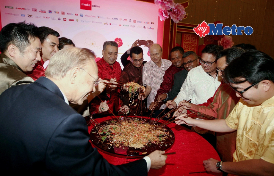FD Iskandar (empat dari kiri) mengetuai acara menggaul yee sang sempena Rumah Terbuka Tahun Baru Cina MPB bersama pengurusan tertinggi kumpulan di Pusat Konvensyen Sime Darby, Bukit Kiara, Kuala Lumpur.  FOTO Mohd Yusni Ariffin 