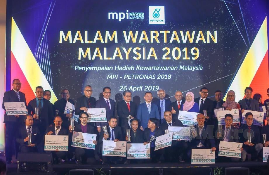 MASZLEE (tengah) bergambar bersama penerima anugerah sempena Malam Wartawan Malaysia 2019 di Hotel Berjaya Times Square. FOTO Muhd Zaaba Zakeria