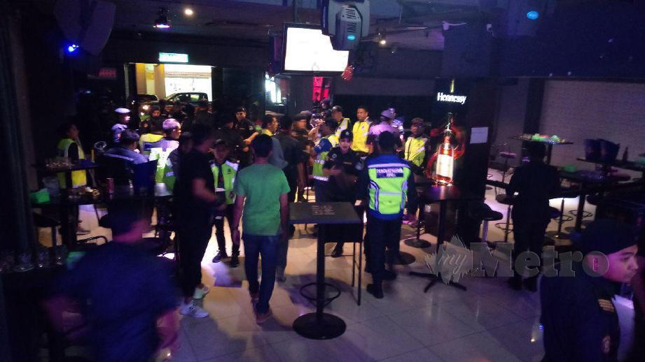 Penguat kuasa MPS menyerbu pusat hiburan yang beroperasi tanpa lesen malam tadi. FOTO Mohd Azam Shah Yaacob