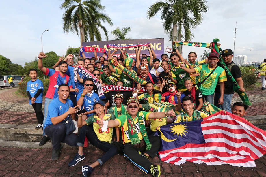 GELAGAT penyokong kedah dan JDT di perkarangan Stadium Shah Alam menjelang perlawanan Akhir Piala Malaysia. Foto File 