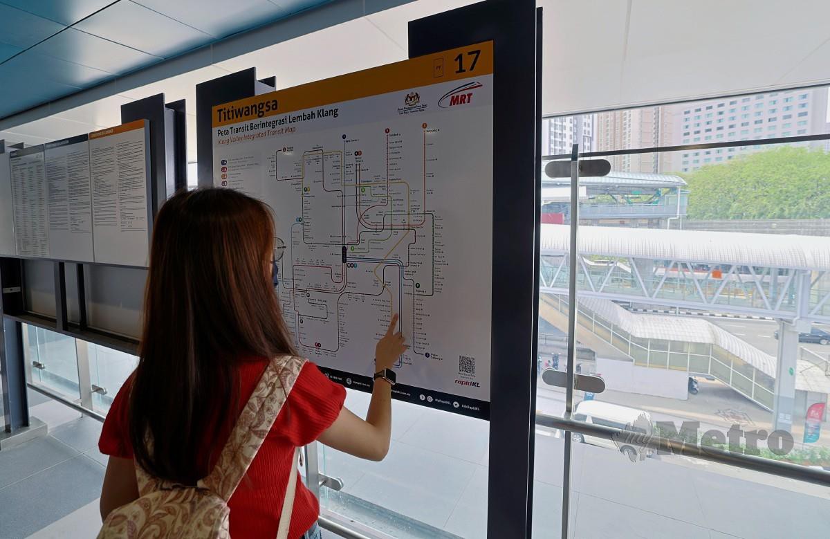 WAKIL media dibawa menaiki tren MRT dari stesen Putrajaya Sentral ke stesen Titiwangsa dalam sesi pratonton perjalanan sebelum dibuka kepada orang awam 16 Mac ini  jam 3 petang. FOTO Bernama