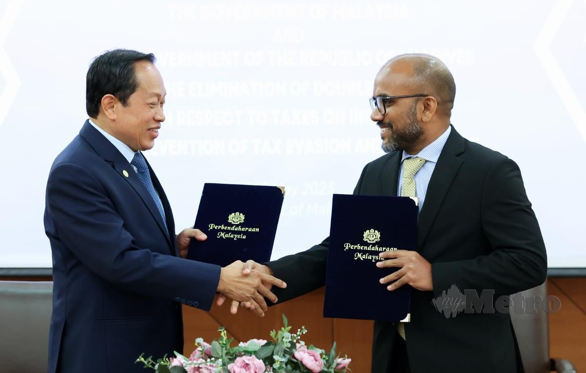 AHMAD  (kiri) dan Ibrahim  bersalaman selepas  Majlis Menandatangani PPPDK antara Malaysia dan Maldives.