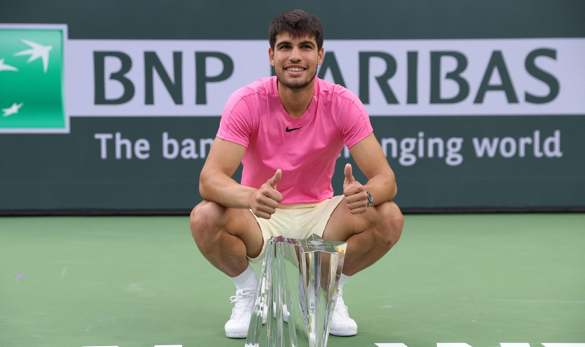 ALCARAZ bersama trofi kejuaraan di  Indian Wells, California.  