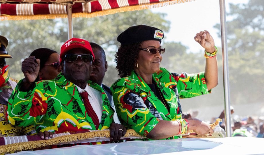 GRACE Mugabe (kanan) bersama suaminya, Robert Mugabe. FOTO AFP