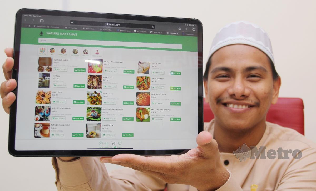 MUHAMAD Amar Mirza menunjukkan sistem pangkalan web (web base) percuma Odajer.com. untuk membantu peniaga bazar Ramadan berniaga secara dalam talian. FOTO NIK ABDULLAH NIK OMAR