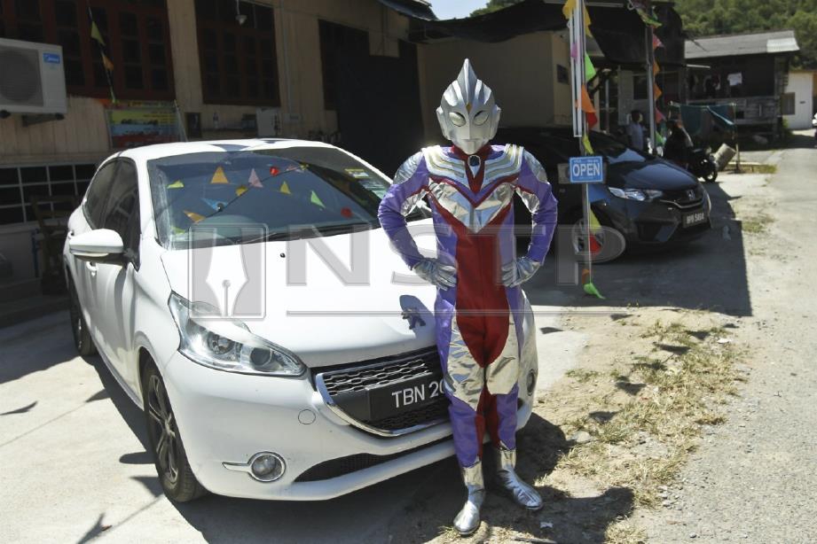 Muhammad Nor Faiz melabur kira-kira RM1,800 untuk membeli set kostum adiwira ‘Ultraman’ di Johor Bahru. FOTO Ghazali Kori