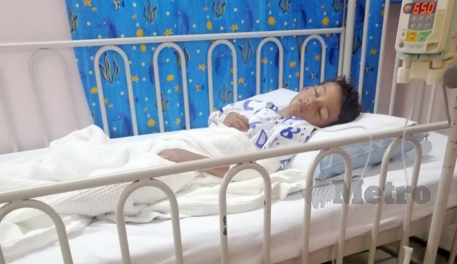 KEADAAN mangsa, Muhammad Adib Asyraf Amiruddin, 6, yang diserang anjing liar di sekolahnya ketika ditemui di Hospital Port Dickson. FOTO Mohd Khidir Zakaria 