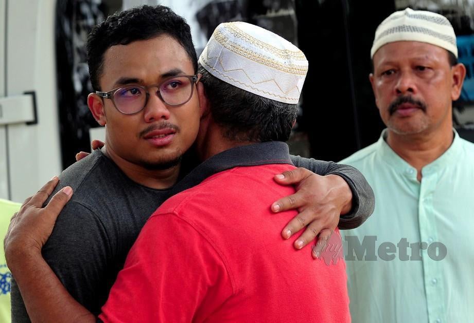 Muhammad Fadhil (kiri) ditenangkan anggota keluarga ketika pengebumian jenazah bapanya, Mohd Zonis Mokhtar di Tanah Perkuburan Islam Bukit Kerayong, Klang, hari ini. FOTO Bernama