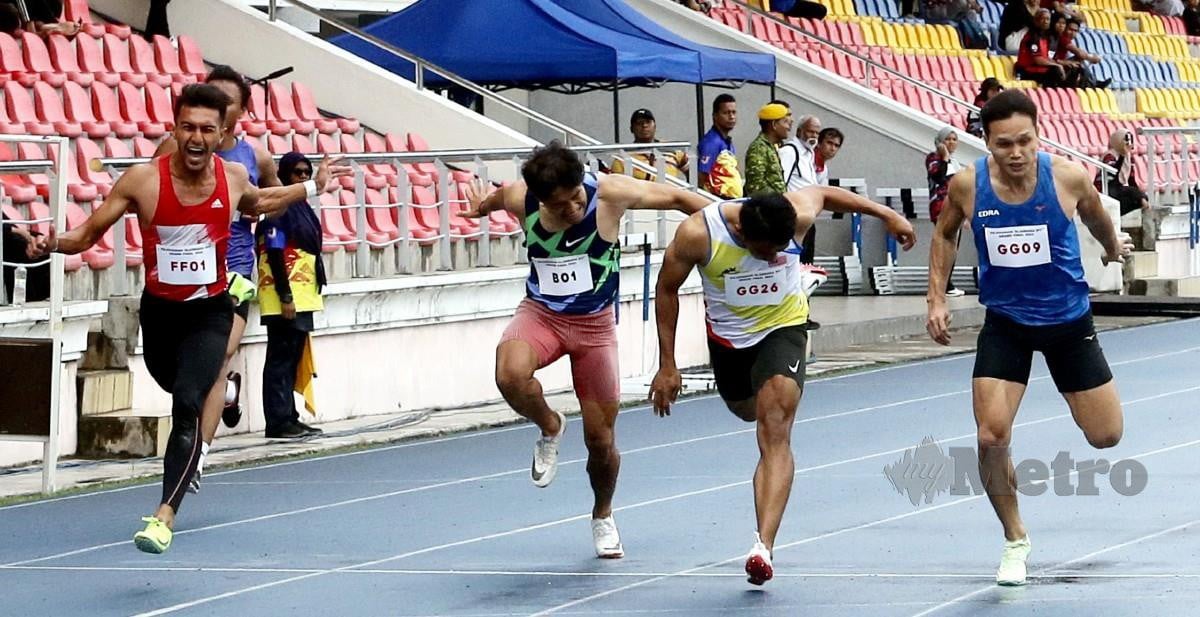 FAKHRUL Abdul Aziz (kiri) menjuarai acara 100m lelaki Kejohanan Olahraga IPT di Bukit Jalil. FOTO MOHD FADLI HAMZAH