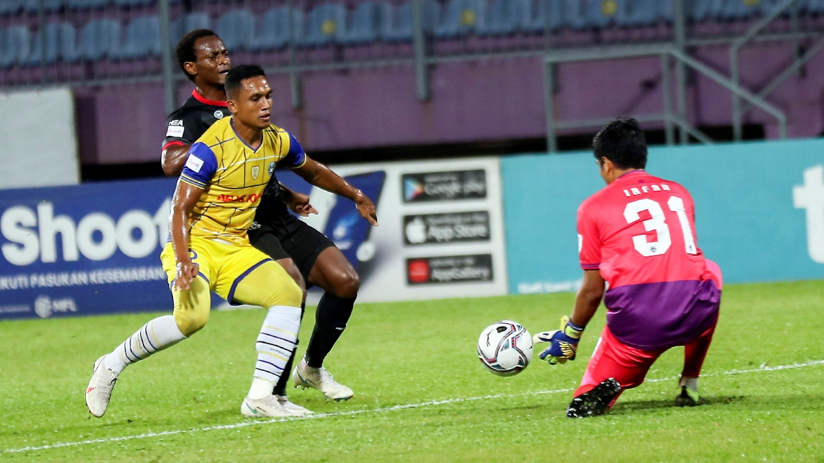 PEMAIN Sri Pahang FC,   Fazly Mazlan (dua kiri) menghalang kemaraan pemain Sarawak United, Uche Agba (kiri) dalam aksi  Piala Malaysia  di Stadium UITM.  FOTO Owee Ah Chun