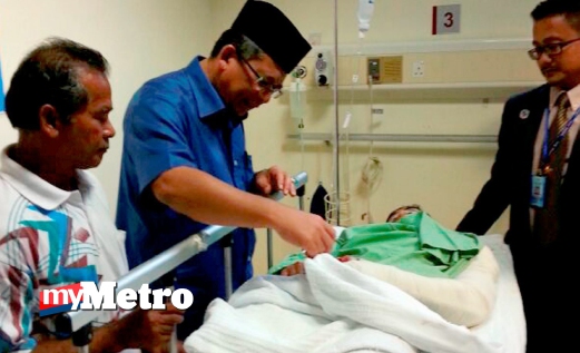 MENTERI Besar, Datuk Seri Ahmad Razif Abd Rahman (dua Kiri) melawat mangsa terbabit kemalangan, Muhammad Firdaus Ibrahim, 16, di Hospital Setiu. FOTO Baharom Bakar