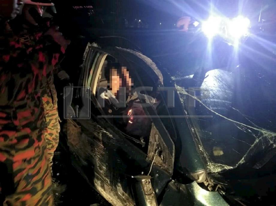 Keadaan pemandu lelaki dalam kenderaan yang mengakibatkan penumpangnya maut. FOTO Ihsan Bomba