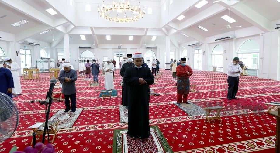 KETUA Imam Masjid Mahmoodiah Presint 18, Putrajaya, Muhammad Shabil Muhafiz Harun mengimamkan solat Jumaat, minggu lalu,. FOTO MOHD FADLI HAMZAH