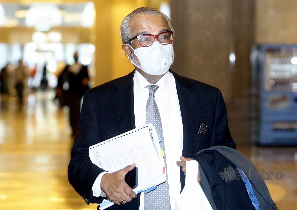 MUHAMMAD Shafee tiba di perkarangan mahkamah bagi mendengar rayuan sabitan dan hukuman penjara terhadap Najib. FOTO Mohd Fadli Hamzah