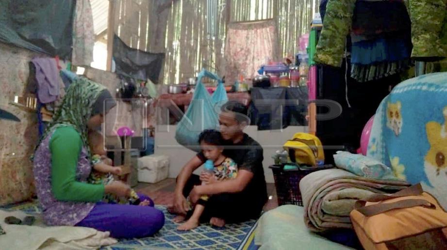 KEADAAN Keadaan dalam pondok didiami Muhammad Shukri bersama isteri serta dua anak mereka di Kampung Masjid Dalam Wang, Mukim Pulai, Baling. FOTO  Safuri Kamarudin.