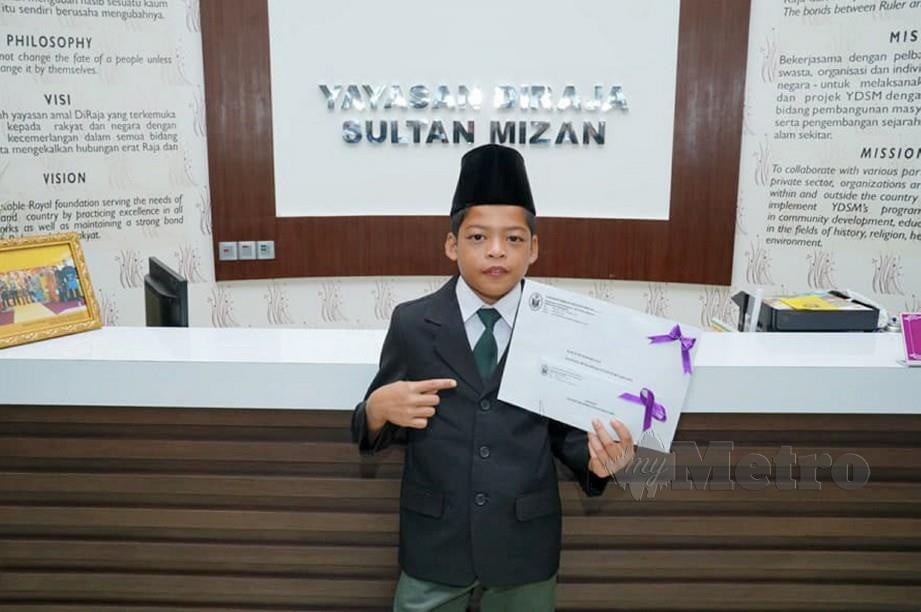 Muhammad Syukur menunjukkan sijil penghargaan yang diterimanya pada pertemuan tertutup bersama Sultan Mizan di Istana Badriah. FOTO Ihsan Pembaca