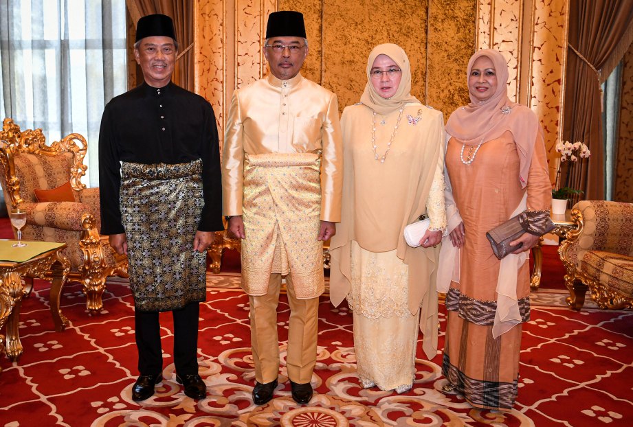 AL-Sultan Abdullah dan Tunku Hajah Azizah Aminah Maimunah bersama Muhyiddin dan Noorainee selepas istiadat pengurniaan surat cara pelantikan sebagai Perdana Menteri dan mengangkat sumpah jawatan dan setia serta sumpah simpan rahsia di Istana Negara, semalam. FOTO BERNAMA