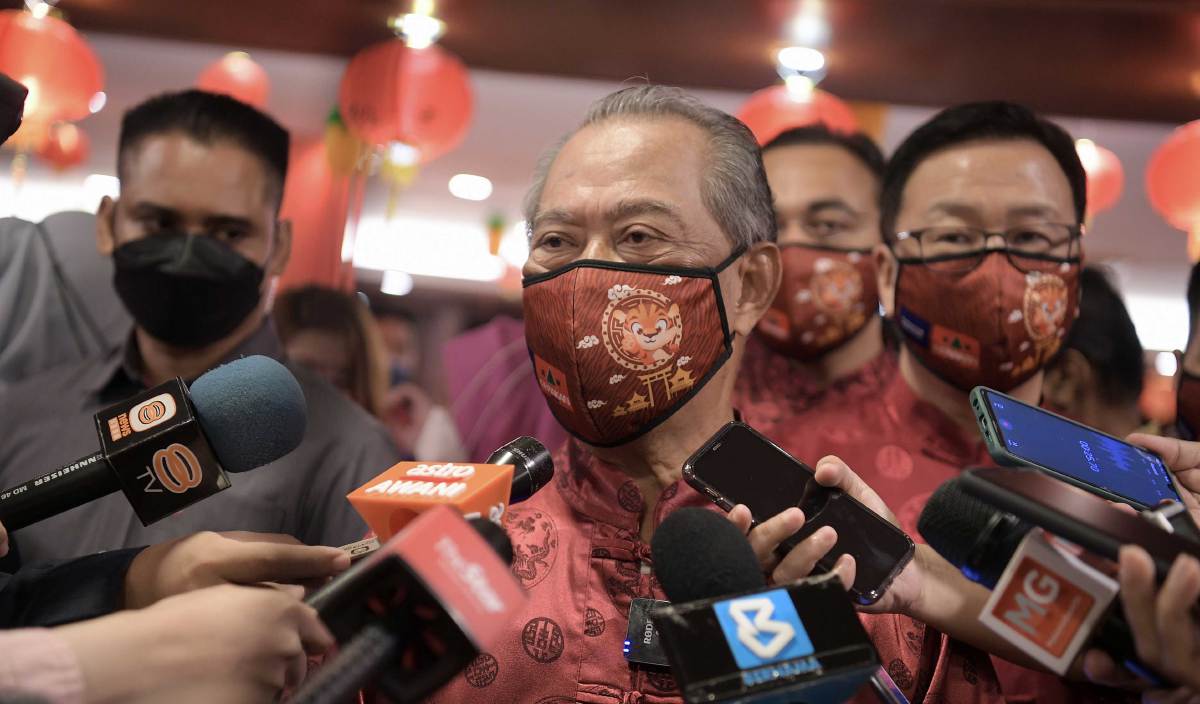 MUHYIDDIN merangkap Pengerusi Perikatan Nasional (PN) ketika sidang media selepas majlis Resepsi Tahun Baharu Cina anjuran Gerakan di Kuala Lumpur. FOTO BERNAMA