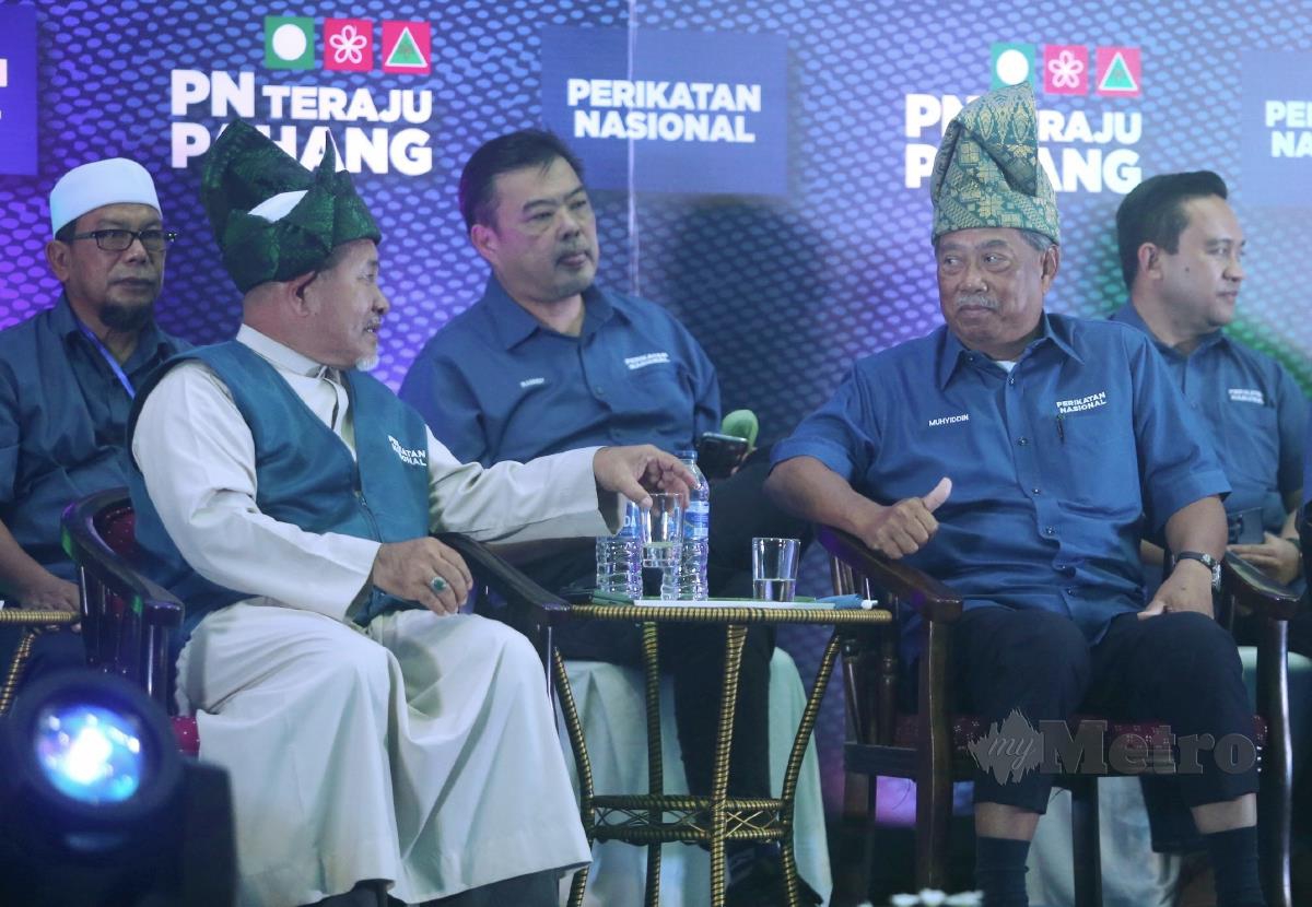 Muhyiddin Yassin (kanan) bersama Timbalan Presiden PAS, Datuk Seri Tuan Ibrahim Tuan Man pada majlis Pelancaran Perikatan Nasional (PN) Negeri Pahang, di Kerdau. FOTO FARIZUL HAFIZ AWANG