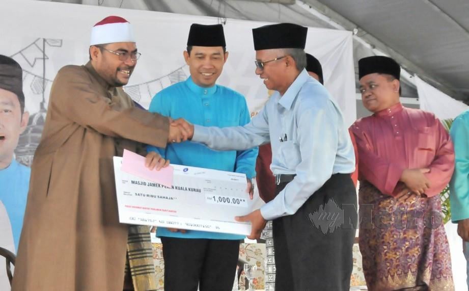 MENTERI di Jabatan Perdana Menteri, Datuk Seri Dr Mujahid Yusof Rawa (kiri) menyampaikan sumbangan kepada pengerusi masjid dalam program Jom Sambut Ramadan di Masjid Daerah Kerian. FOTO Shaiful Shahrin Ahmad Pauzi