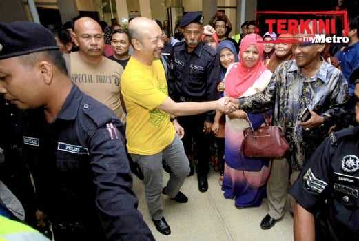 Mukhriz Mahathir melayan penyokongnya ketika tiba di Kompleks Bunga Raya Lapangan Terbang Sultan Abdul Halim (LTSAH), Alor Setar, petang tadi. - Foto AMRAN HAMID