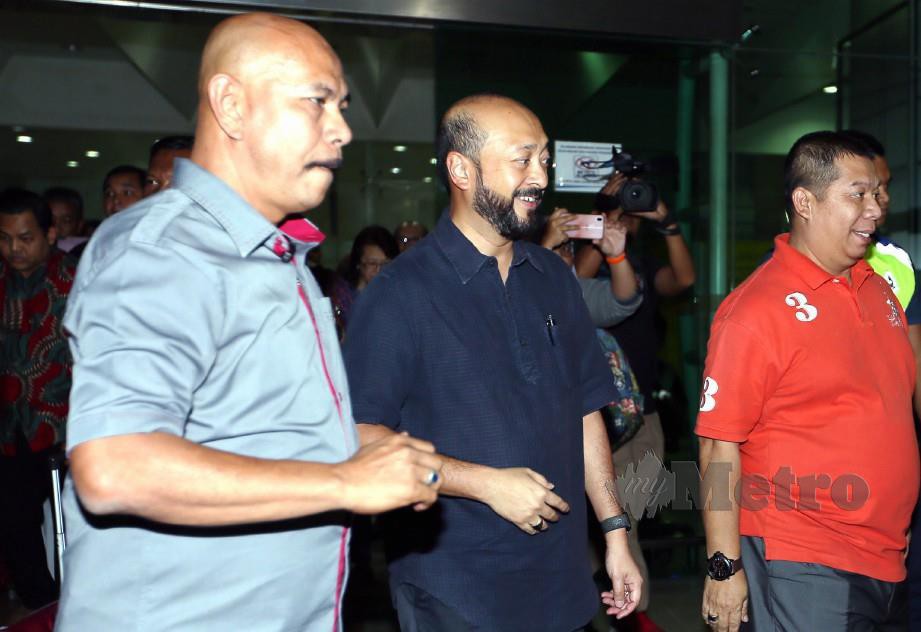Mukhriz Mahathir ketika tiba di Lapangan Terbang Sultan Abdul Halim (LTSAH) malam tadi. Foto AmranHamid 