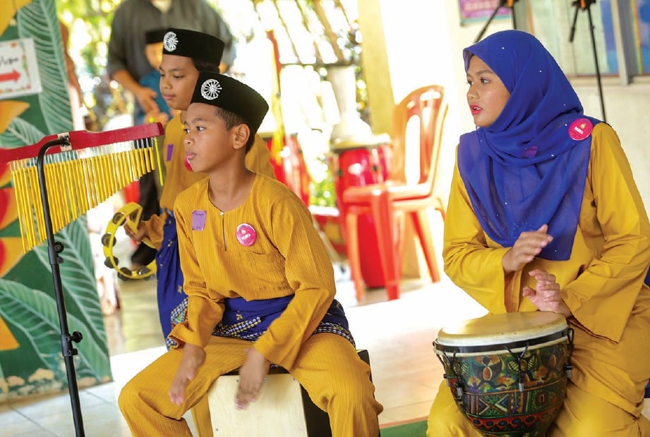 PELAJAR pendidikan khas juga mahir bermain alat muzik. FOTO Aziah Azmee