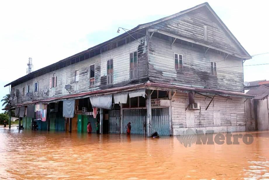 Keadaan banjir di pekan Membakut. Foto Ihsan APM 