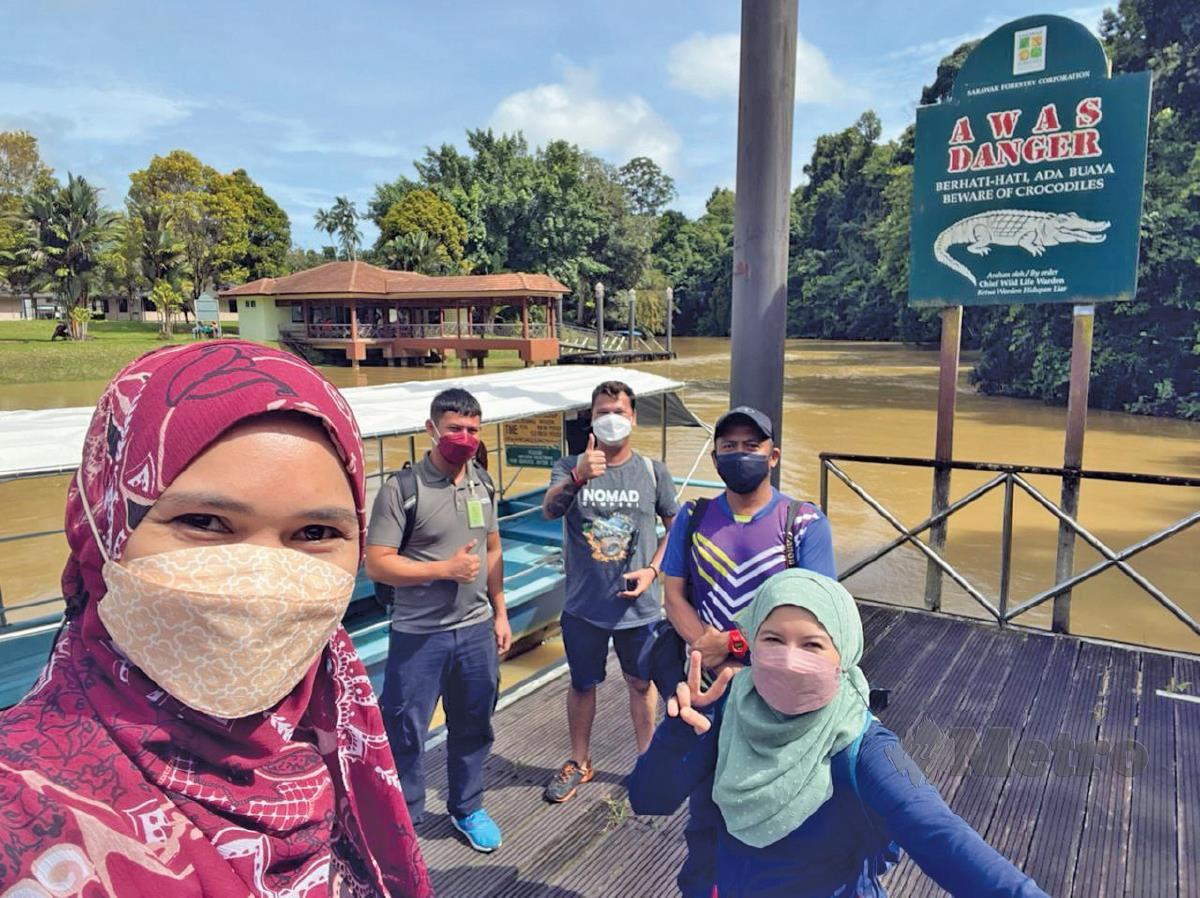 SESI swafoto di jeti Taman Negara Niah sebelum memulakan penerokaan yang diketuai Pemandu Pelancong Alam Semulajadi , Boniface Thomas@Muhhamad Hayqal Abdullah (dua dari kiri) dan Penolong Pengurus Komunikasi Sarawak Tourism Board Kevin Nila Nangai (tengah).