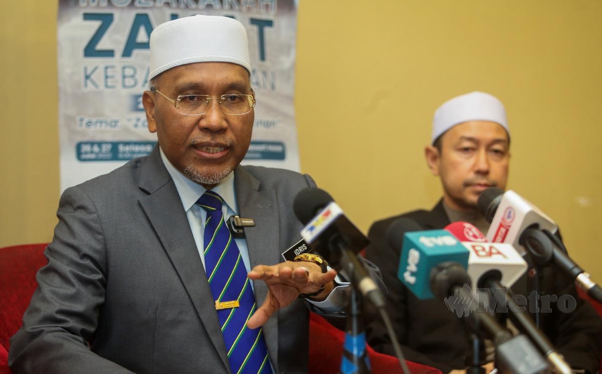 Idris Ahmad (kiri) ketika sidang media pada Majlis Perasmian Muzakarah Zakat Kebangsaan. FOTO AZRUL EDHAM 