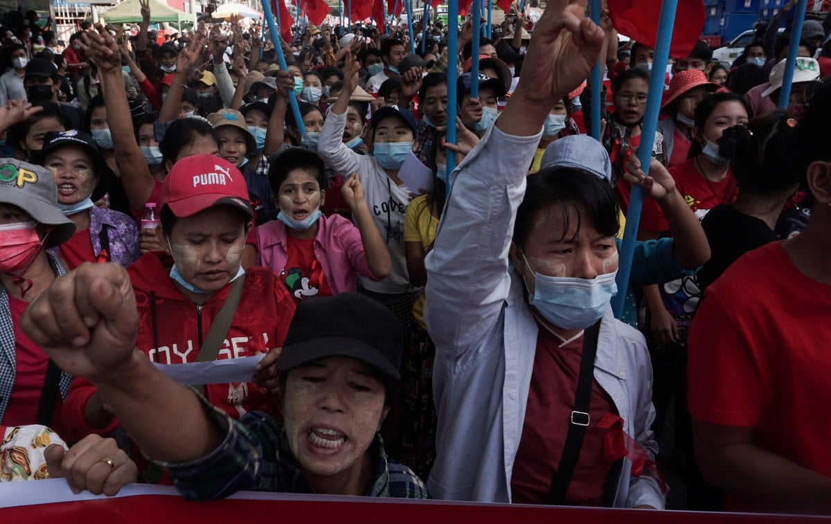 Penunjuk perasaan membantah rampasan kuasa dilakukan tentera Myanmar. FOTO AFP