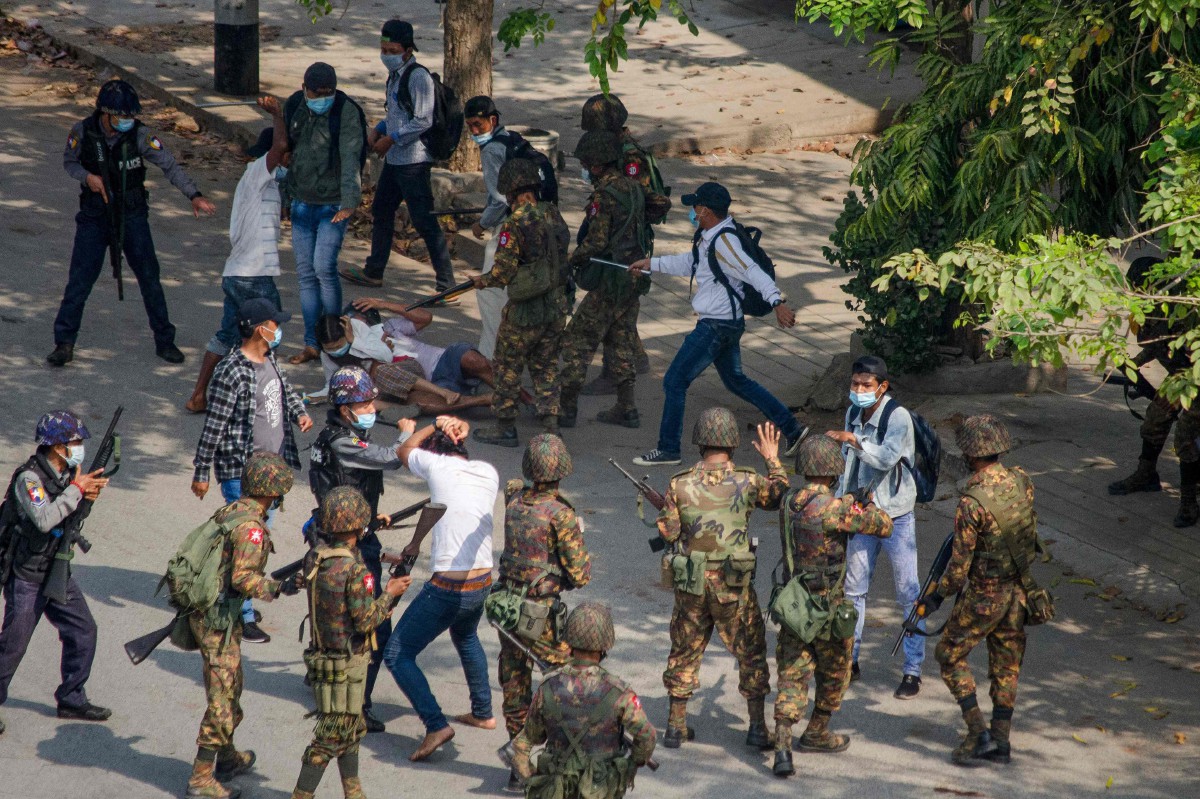 PENUNJUK ditahan pasukan keselamatan Myanmar. FOTO AFP