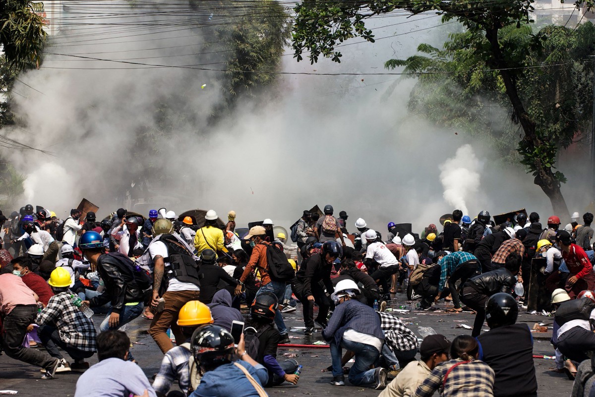 POLIS melepaskan gas pemedih mata terhadap peserta demonstrasi. FOTO AFP 