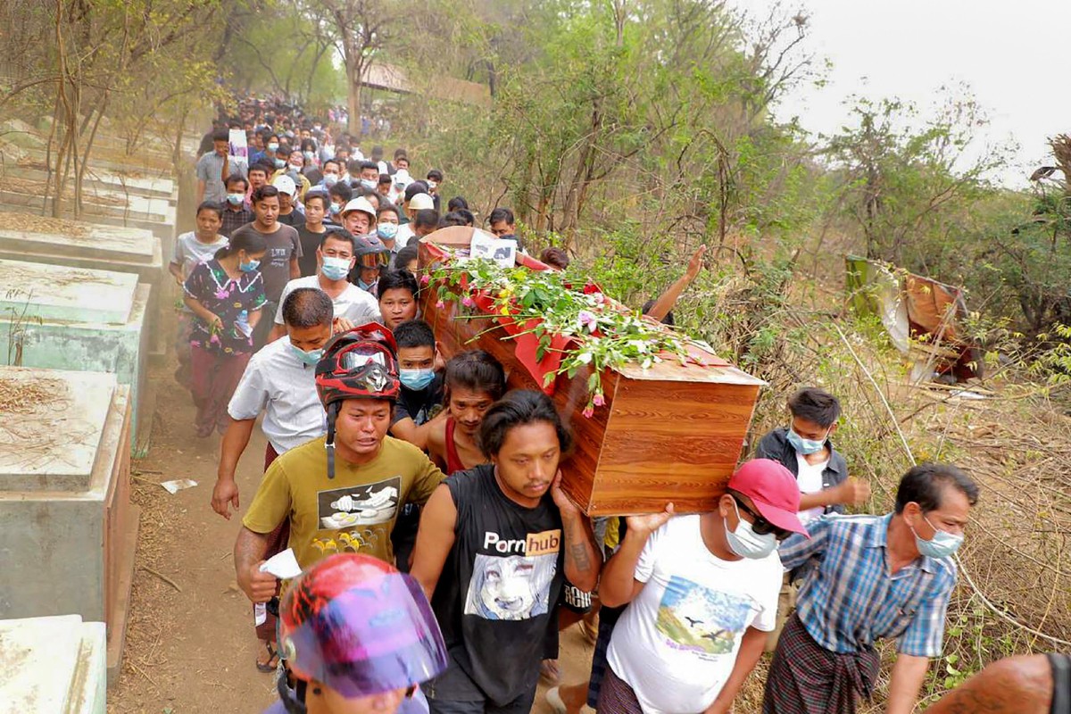 ORANG ramai menyertai upacara pengebumian salah seorang individu yang maut terkena tembakan ketika menyertai demonstrasi di Monywa, wilayah Sagaing bagi membantah rampasan kuasa oleh tentera Myanmar. FOTO AFP 