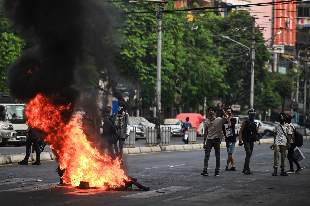 PENUNJUK perasaan membakar penghadang di jalan ketika bantahan terhadap rampasan kuasa tentera Myanmar. FOTO AFP 