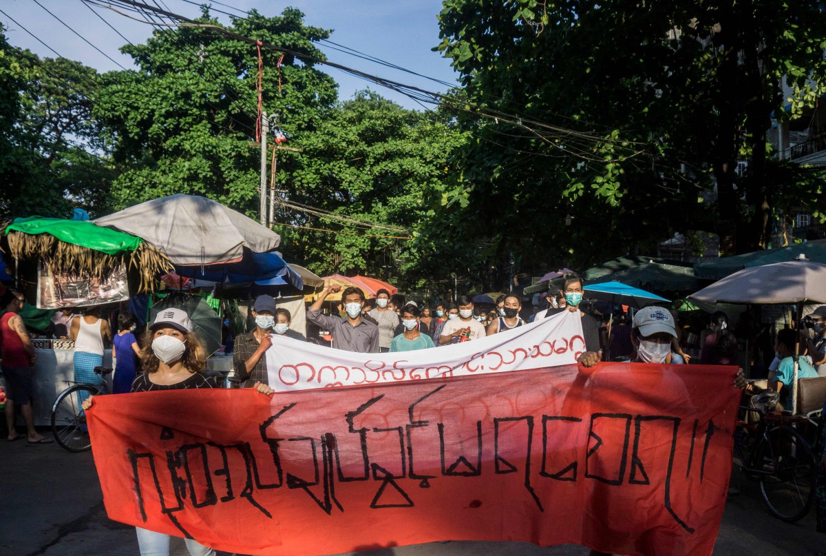 TUNJUK perasaan di Yangon bagi membantah rampasan kuasa oleh tentera. FOTO AFP