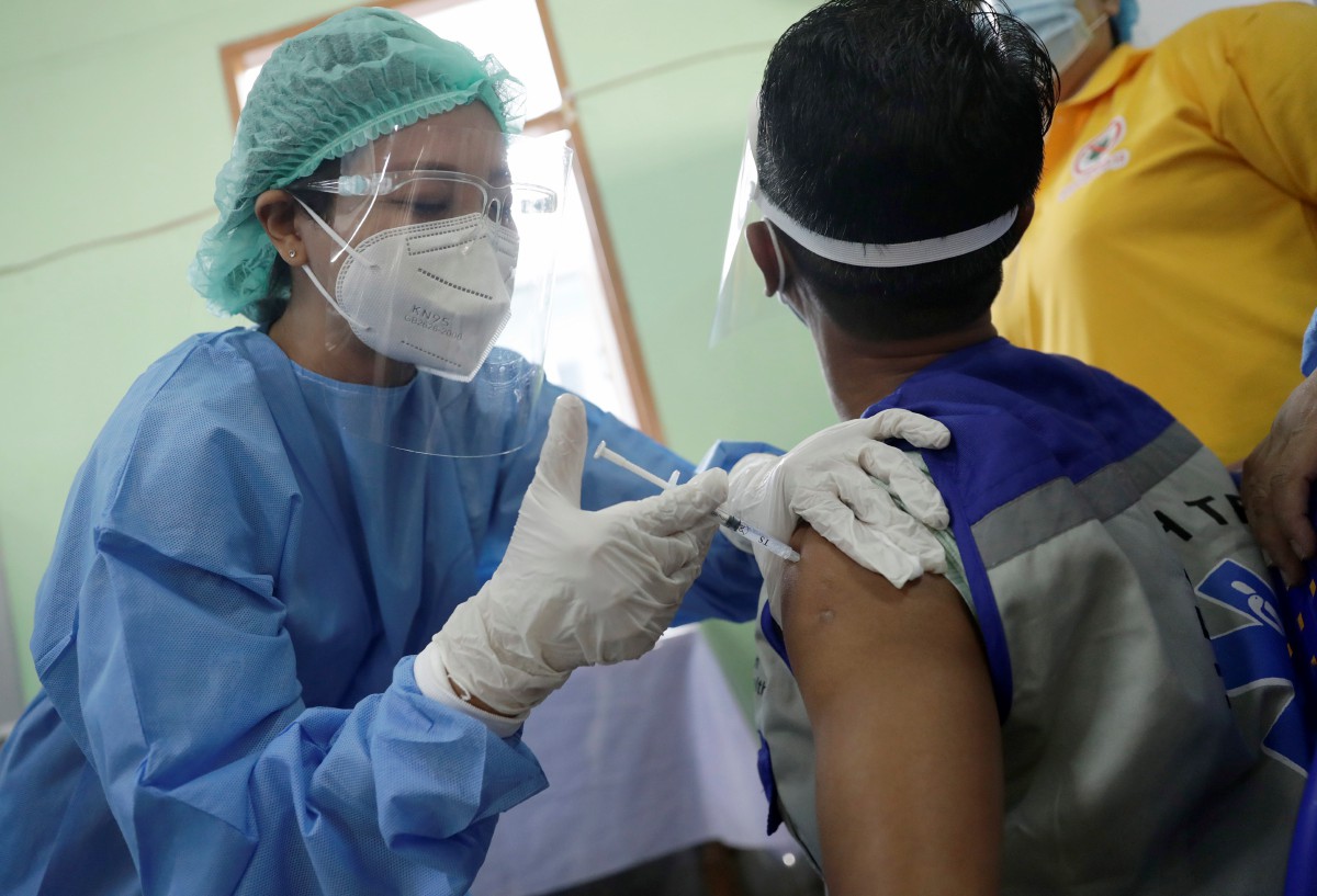 PETUGAS kesihatan menerima vaksin Covid-19 di sebuah hospital di Myanmar. FOTO EPA 
