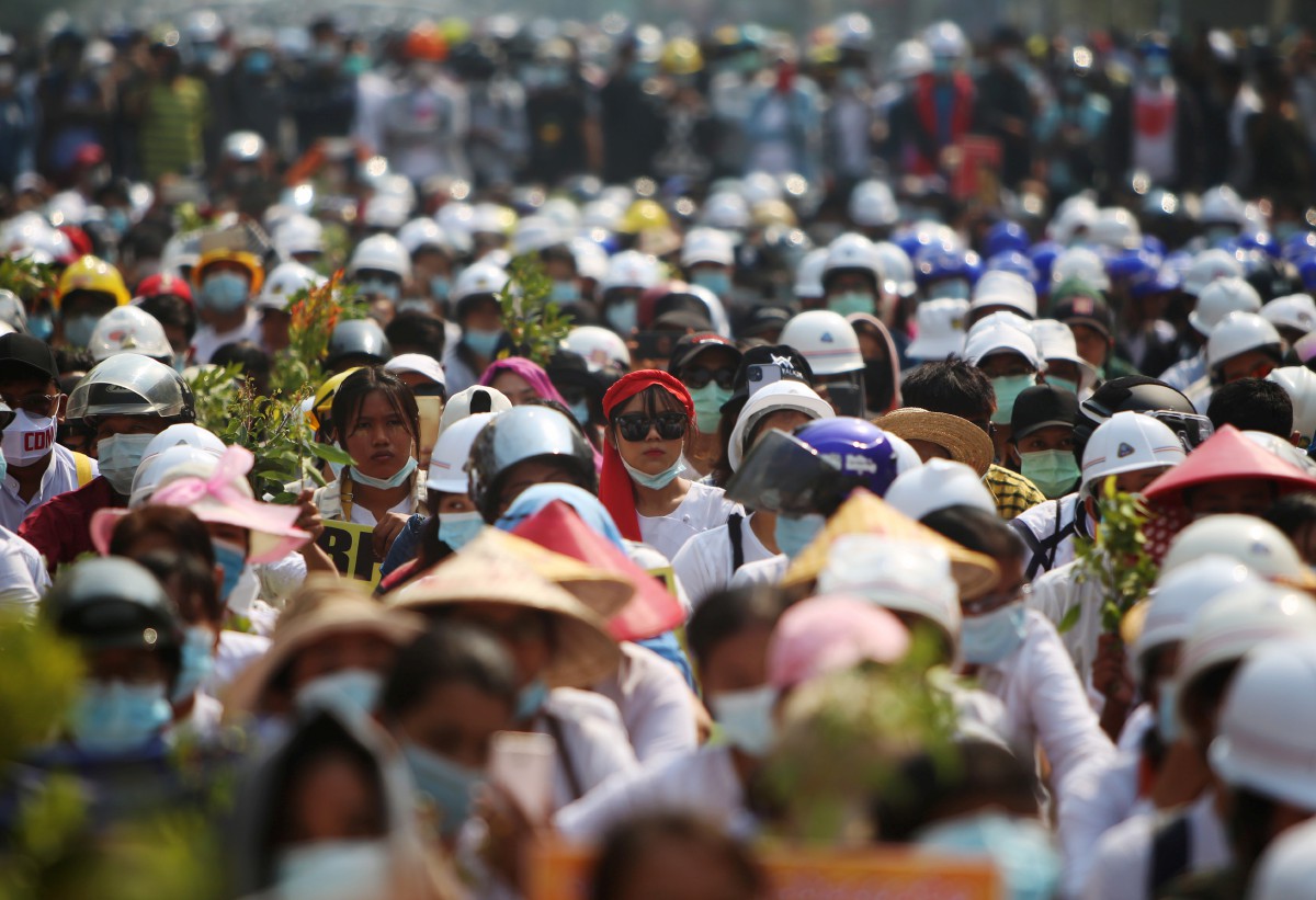 RAKYAT Myanmar kembali ke jalanan bagi menyertai demontrasi membantah rampasan kuasa di negara itu. FOTO EPA 