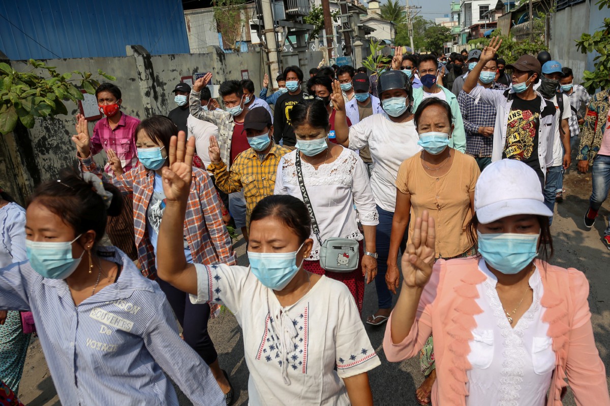 PENUNJUK perasaan menyertai demonstrasi di Mandalay bagi membantah rampasan kuasa oleh tentera Myanmar. FOTO EPA 