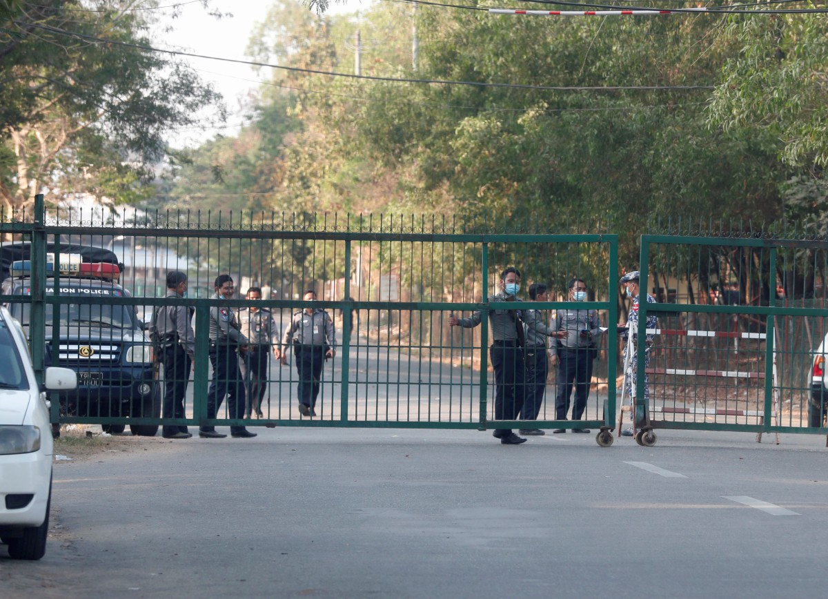 POLIS menutup jalan masuk ke Lapangan Terbang Antarabangsa Yangon, semalam, susulan rampasan kuasa oleh tentera, FOTO EPA 