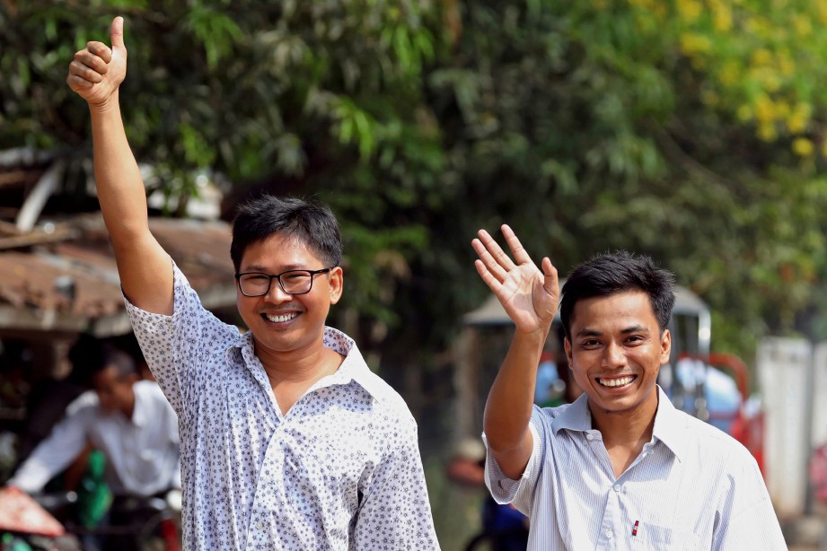 WA LONE (kiri) and Kyaw Soe Oo yang dipenjara kerana melaporkan krisis Rohingya dibebaskan hari ini selepas diberi pengampunan oleh kerajaan Myanmar. FOTO  EPA