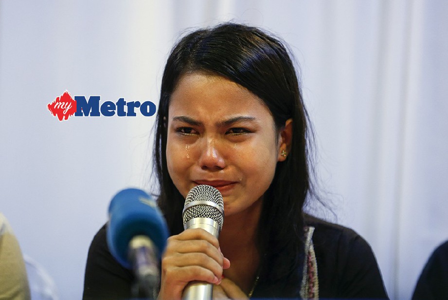 SU Win menitiskan air mata ketika meminta Suu Kyi membebaskan suaminya. FOTO/AFP 