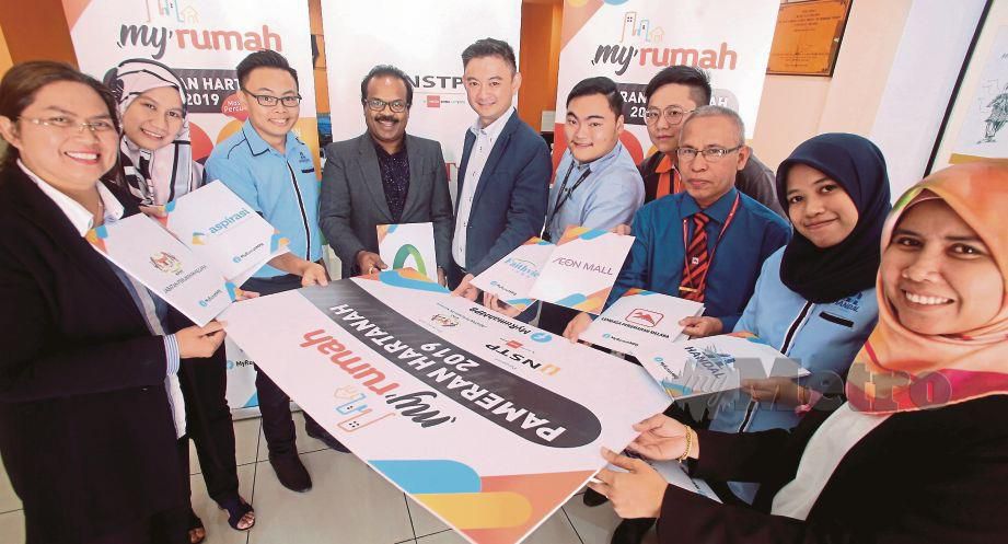 ROCHE (lima dari kiri) dan Linggaraj (empat dari kiri) bersama peserta pameran MyRumah 2019 di Melaka, hari ini. FOTO Muhammad Zuhairi Zuber.